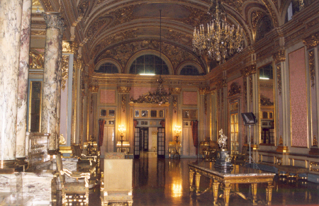 Salon Doré inspiré de la salle des glaces de Versailles